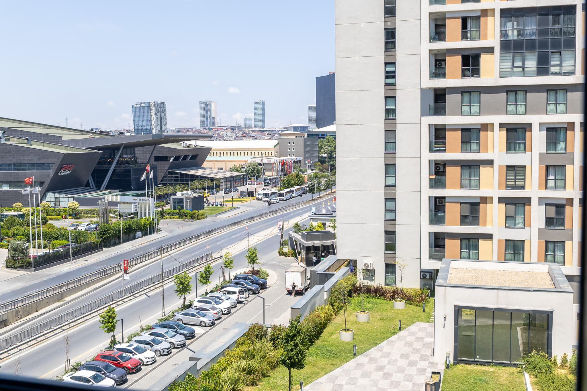 Spacious 1BR with City View | Next to 212 Outlet , furnished apartment in Bağcılar, Istanbul — image 19