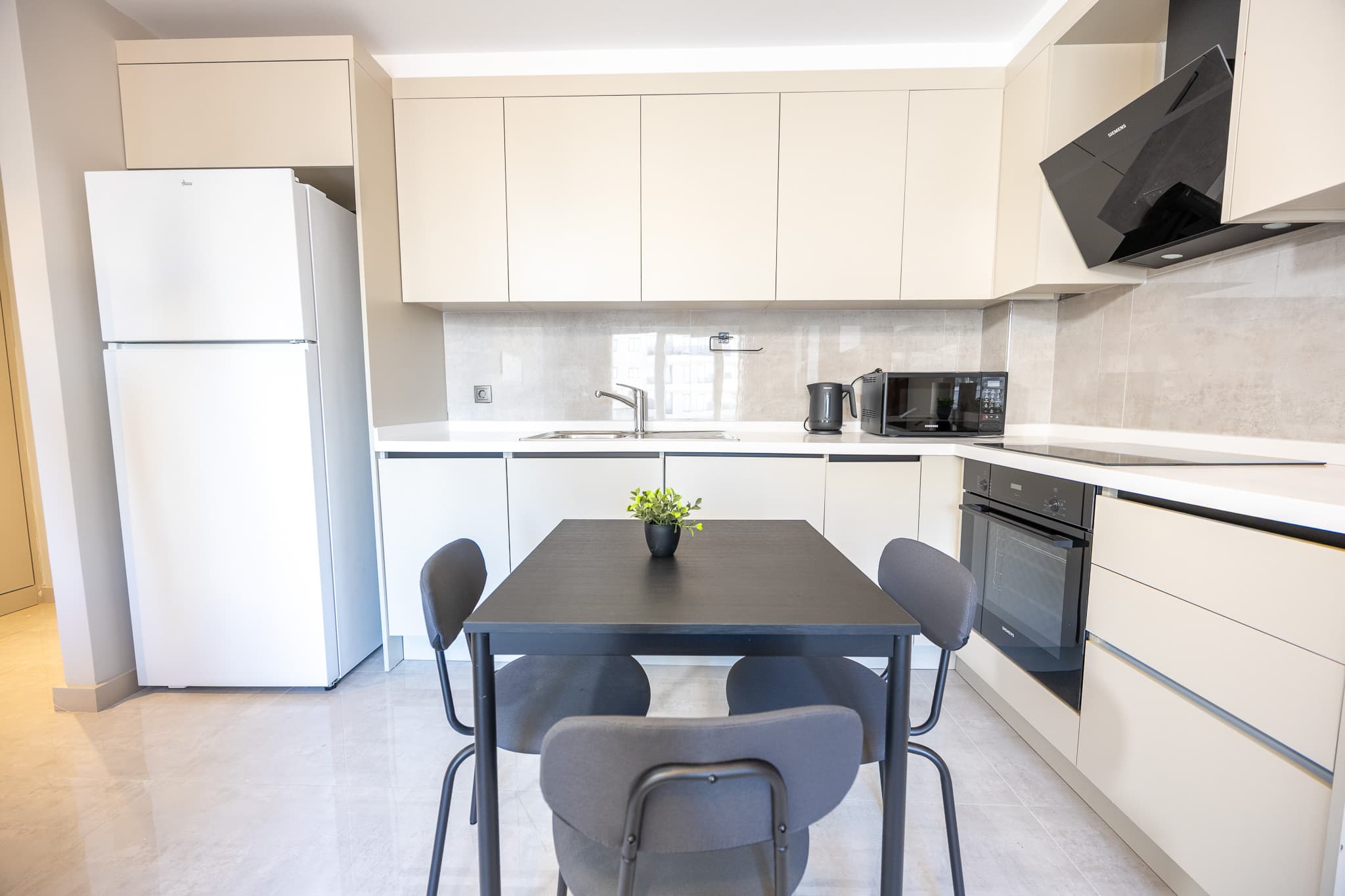 Relax Unwind: Inviting 1BR Apt, Cozy Interiors, furnished apartment in Küçükçekmece, Istanbul — image 11