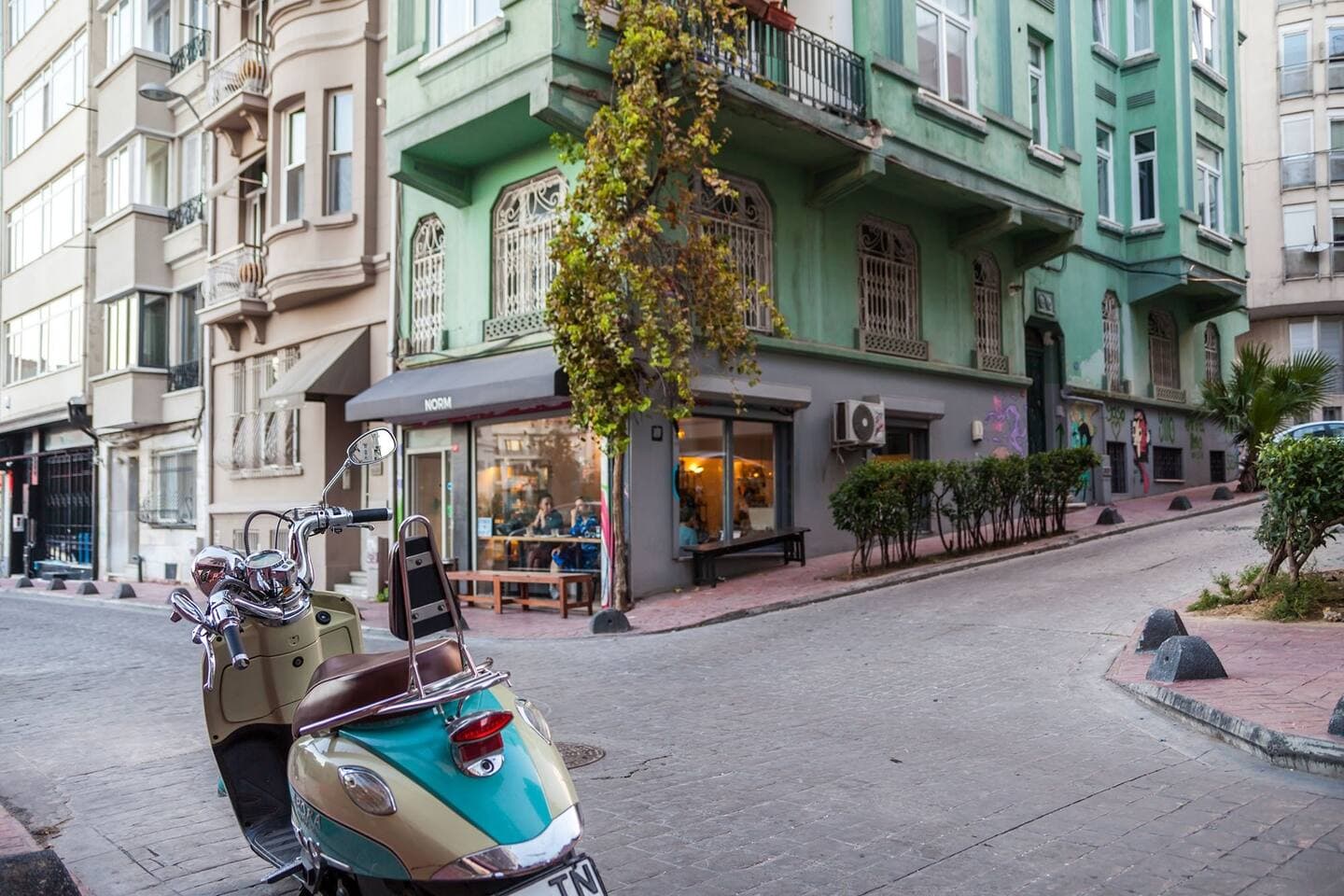 Cozy Getaway - Warmth and Comfort in the City, furnished apartment in Beyoğlu, Istanbul — image 15