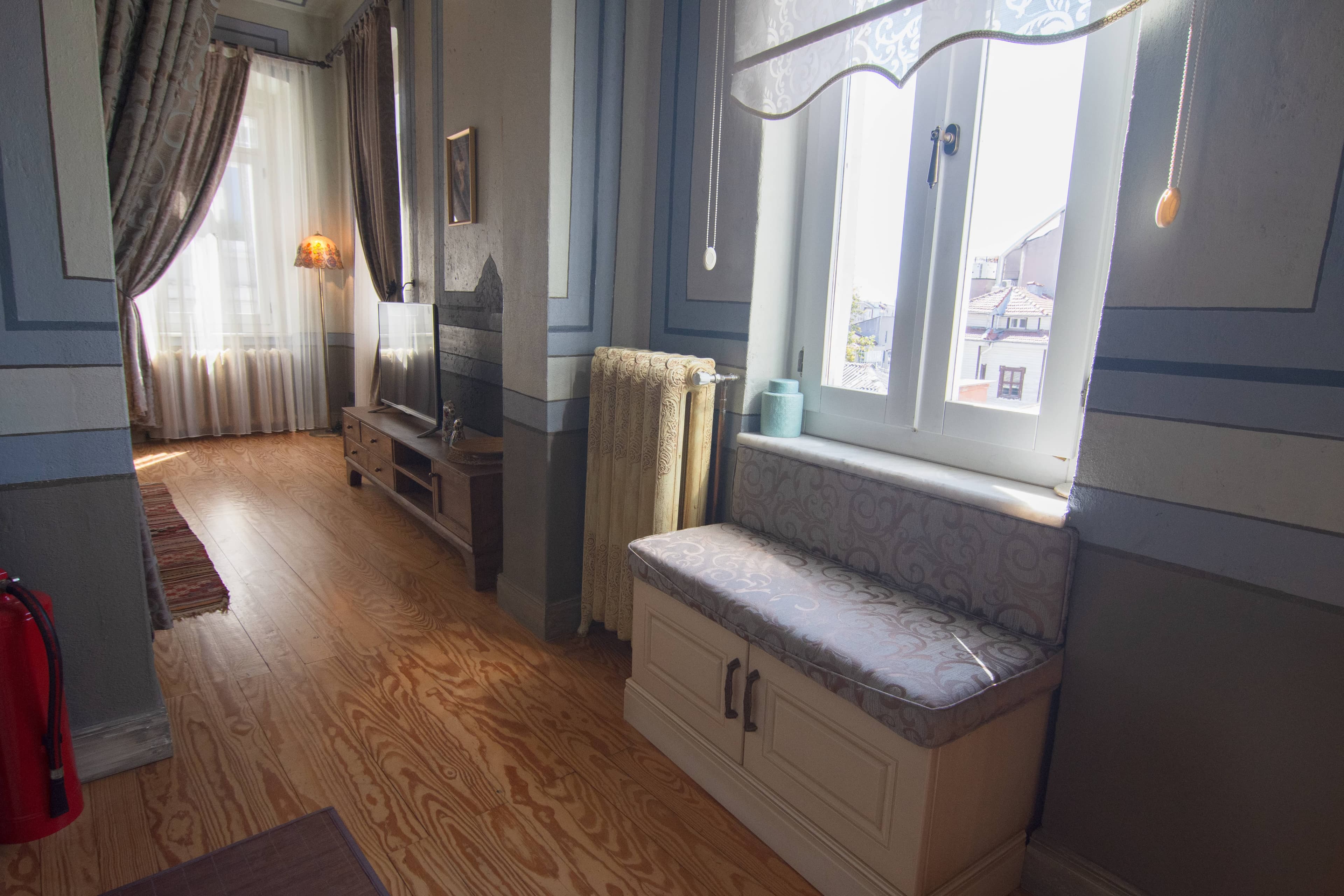 Stylish City Getaway-Explore the Urban Delights, furnished apartment in Beyoğlu, Istanbul — image 25