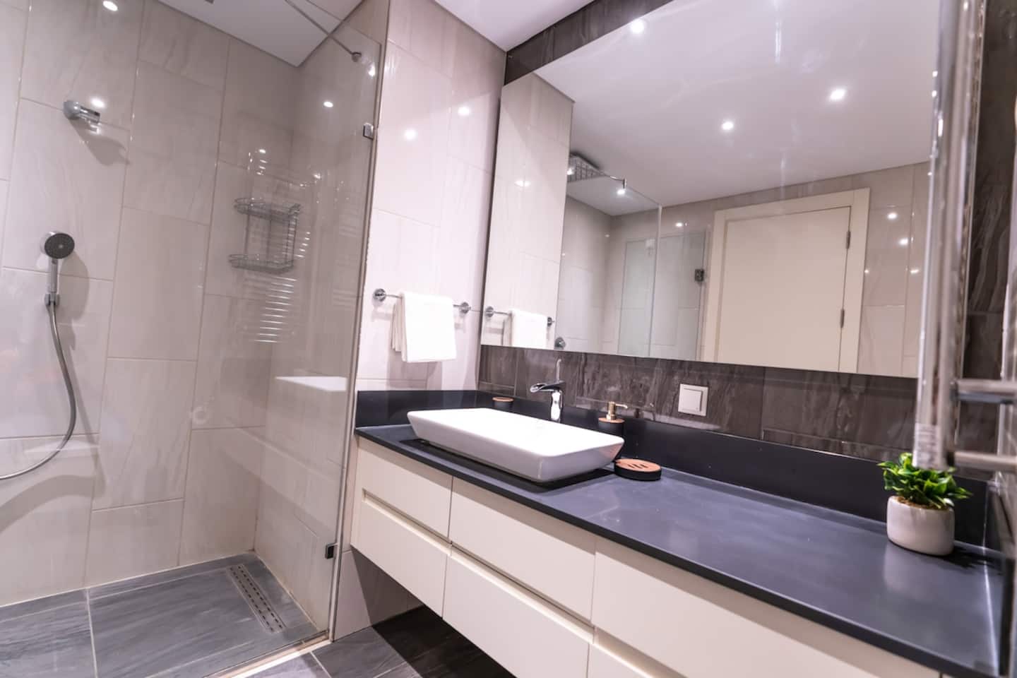 1-Bdr Getaway with Pool/Gym near Taksim Square, furnished apartment in Şişli, Istanbul — image 20