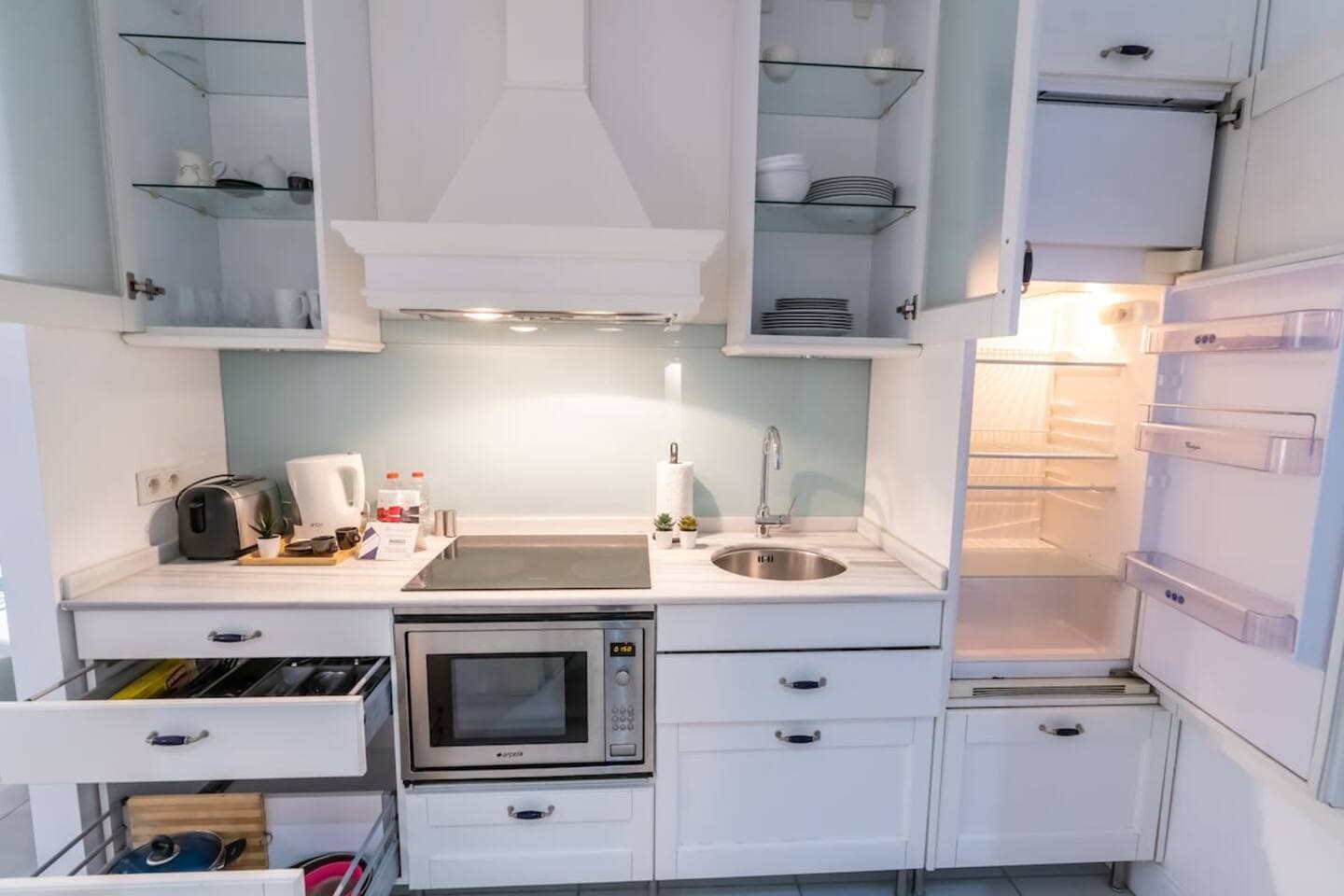 Cozy Getaway - Warmth and Comfort in the City, furnished apartment in Beyoğlu, Istanbul — image 10