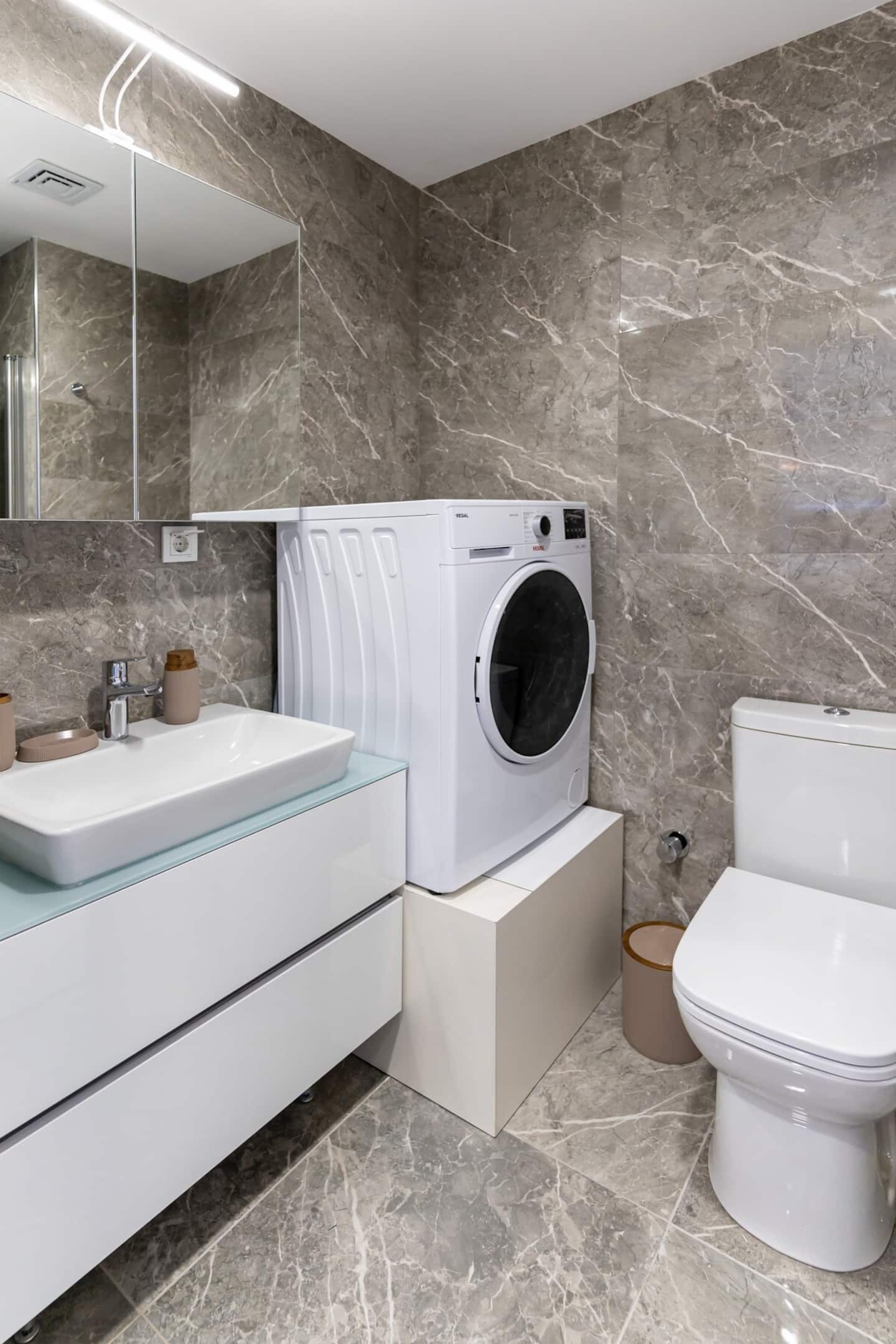 Stylish Urban Apt- Soak Up the City's Vibes, furnished apartment in Bağcılar, Istanbul — image 9