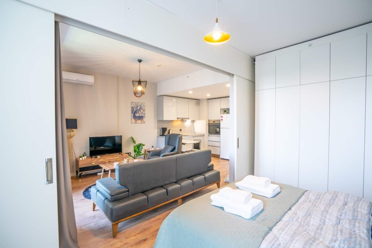 Stylish 1-Bedroom  Apt- Experience City's Pulse, furnished apartment in Bağcılar, Istanbul — image 3