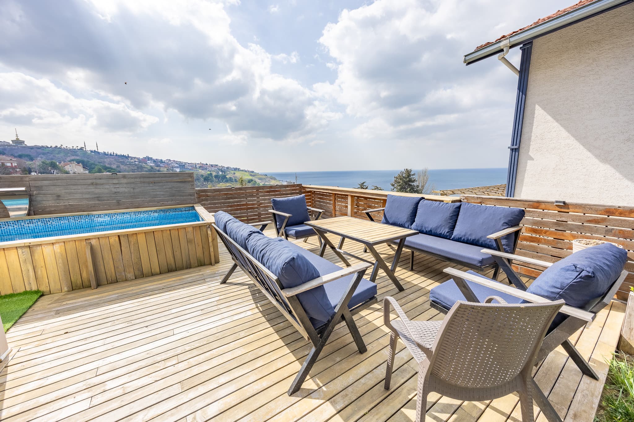 Sea View Villa with Pool, furnished apartment in Büyükçekmece, Istanbul — image 2
