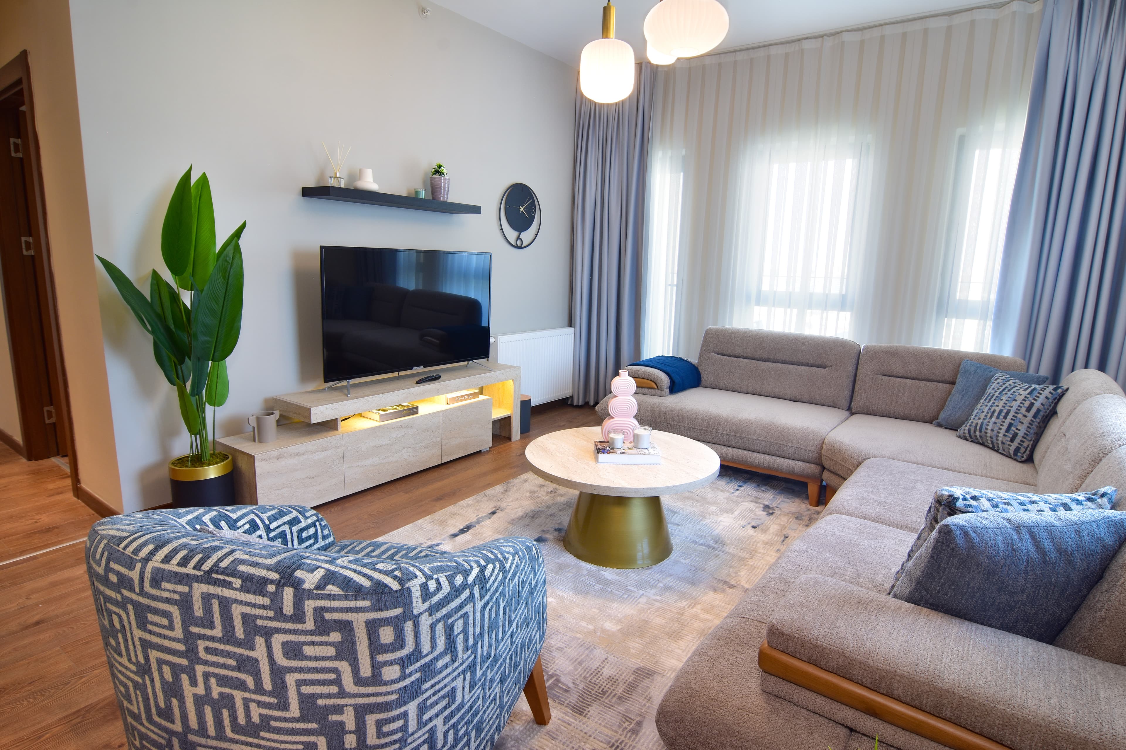 Stylish & Modern 3bedrooms -2bathrooms-pool & gym, furnished apartment in Bağcılar, Istanbul — image 2