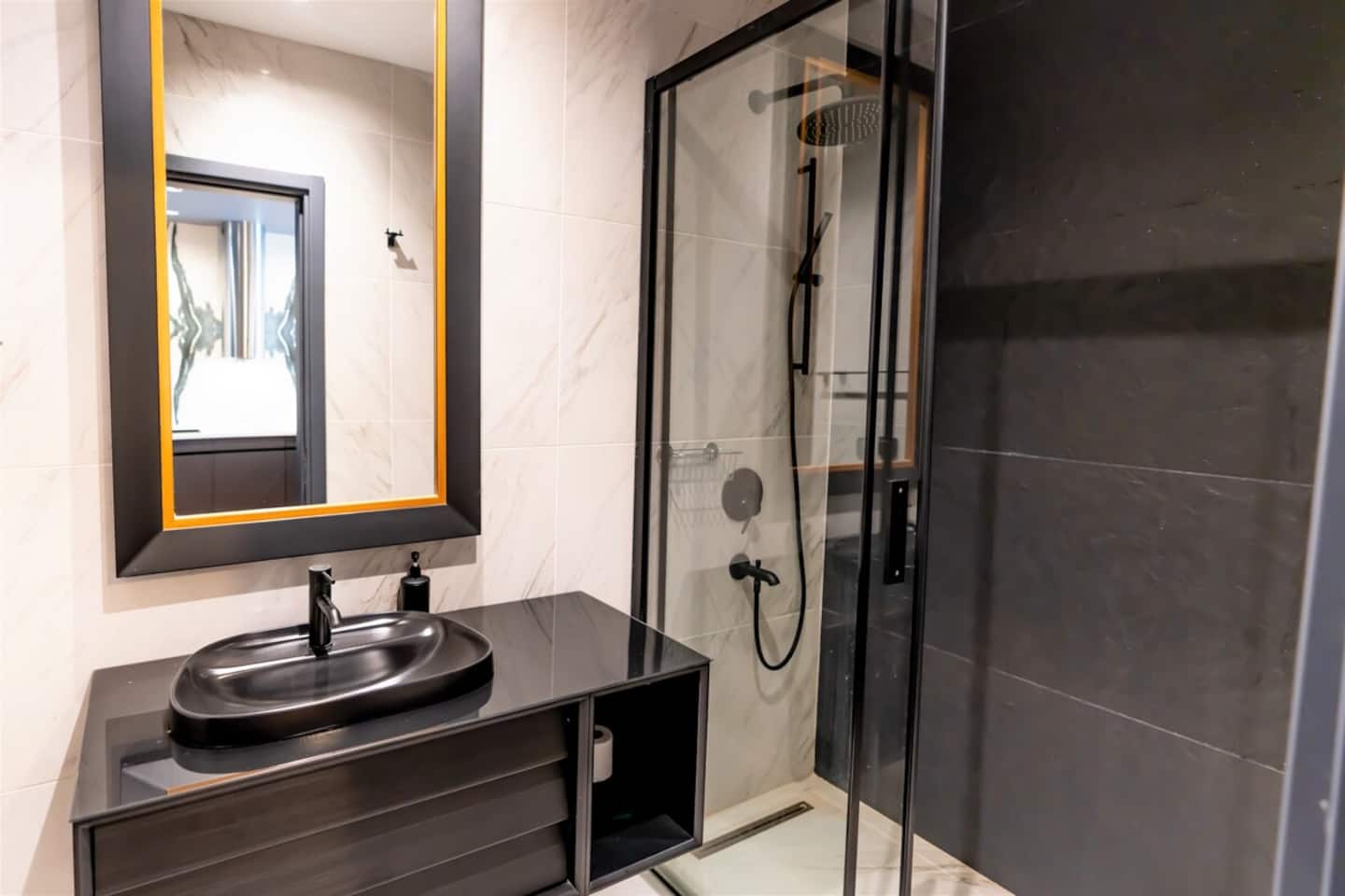 Bright and Modern Apt with Stunning City View, furnished apartment in Beyoğlu, Istanbul — image 9
