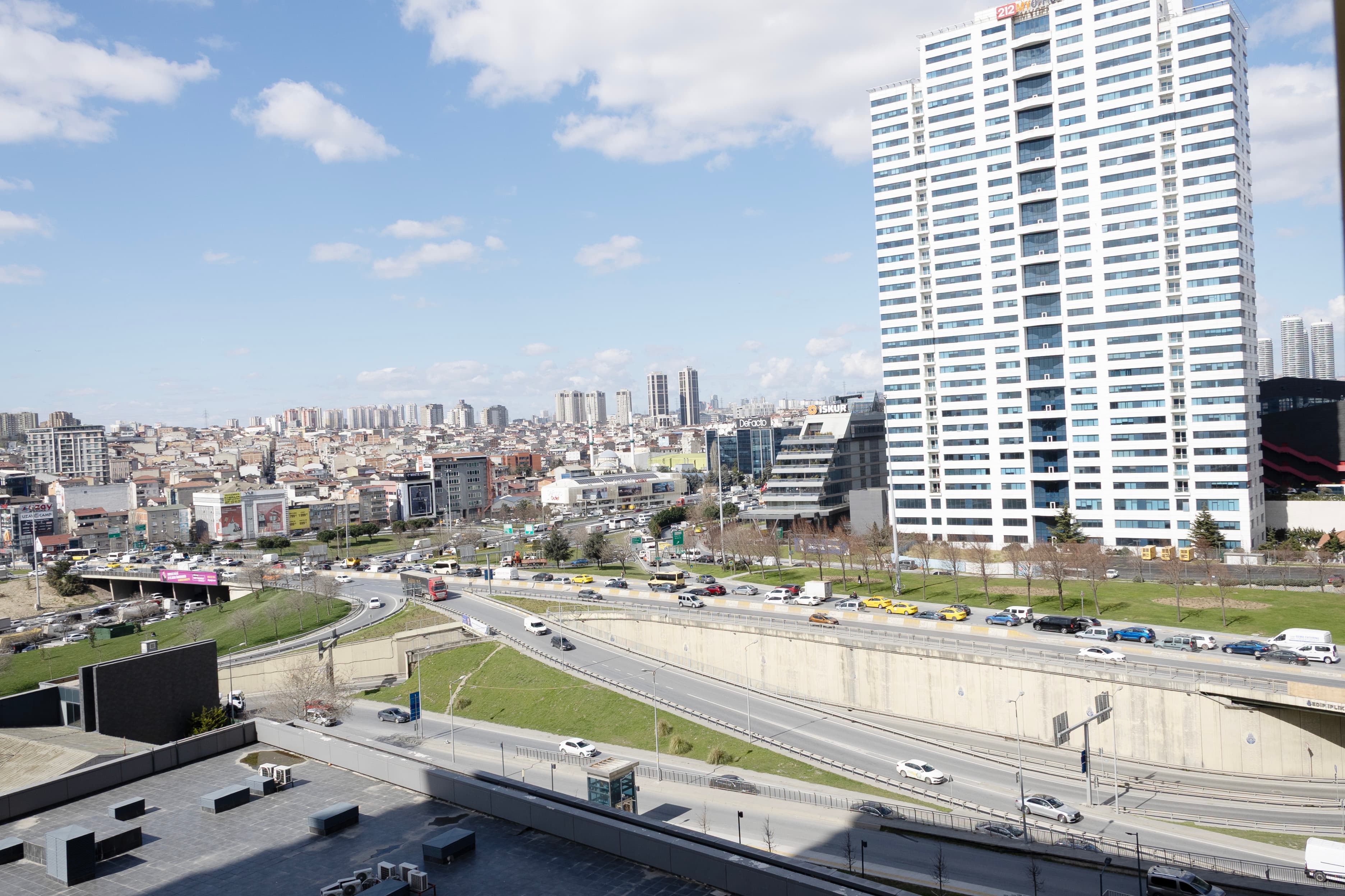 Modern Cozy Apartment with Balcony, furnished apartment in Bağcılar, Istanbul — image 22