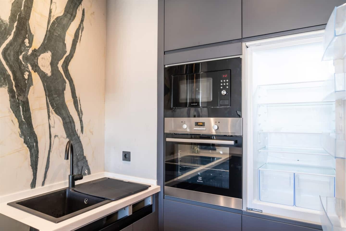 Bright and Modern Apt with Stunning City View, furnished apartment in Beyoğlu, Istanbul — image 13