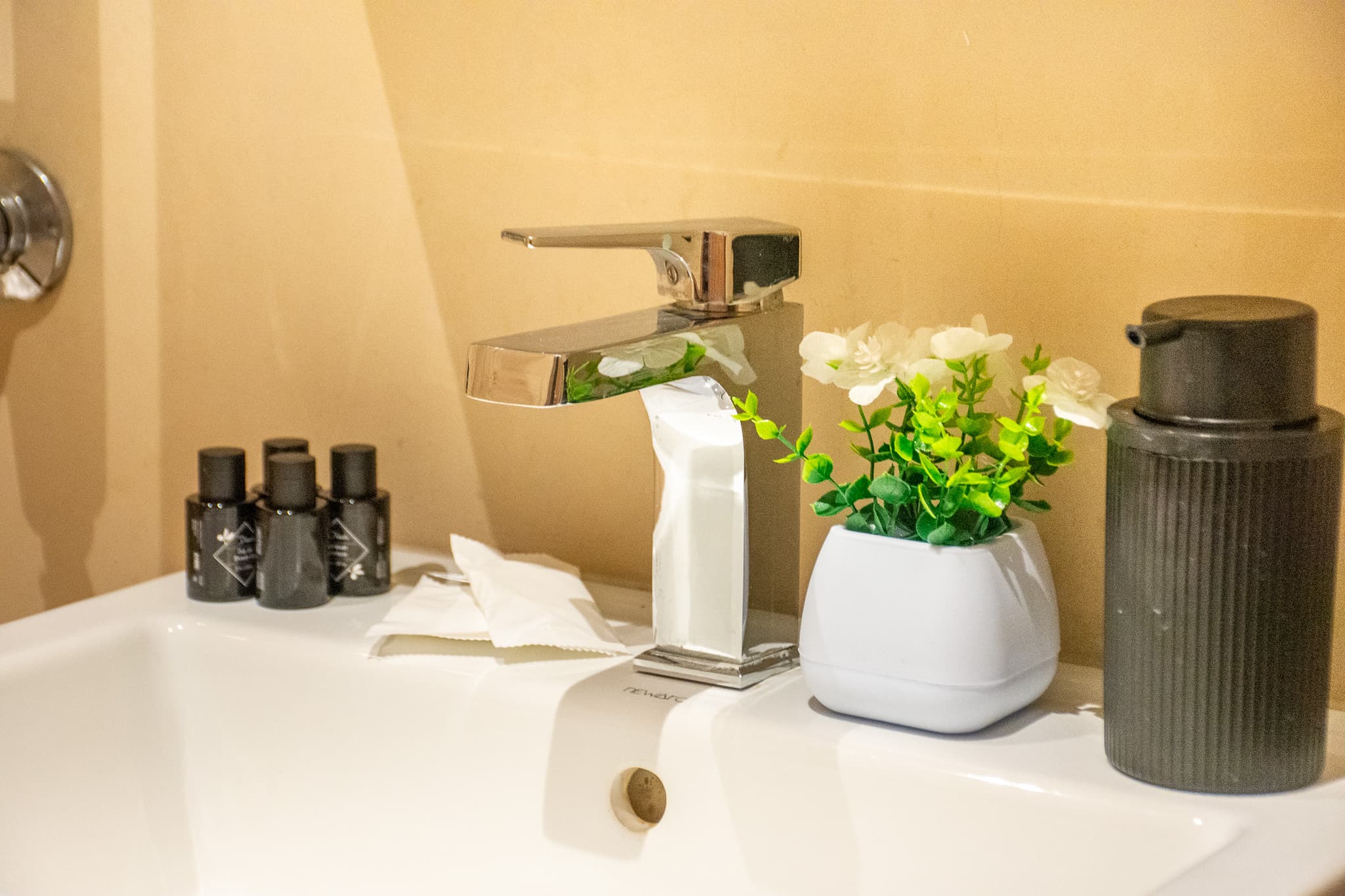 Stylish 1-Bedroom Apartment for City Living, furnished apartment in Bağcılar, Istanbul — image 13