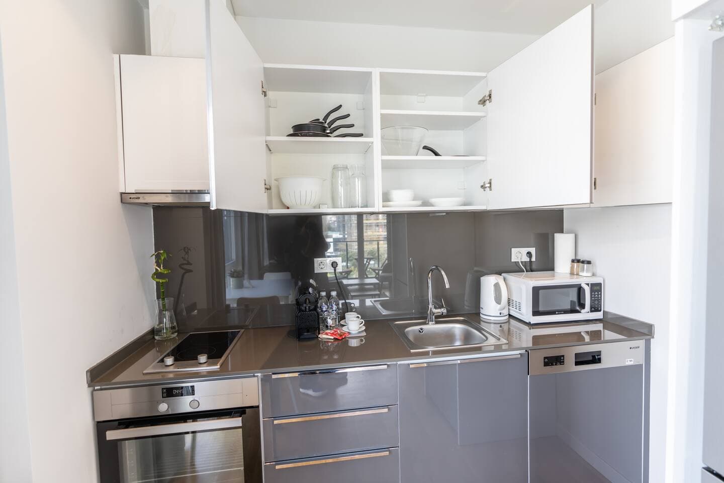 Near Airport Metro 1-Bdr Apt  Wi-Fi/Pool/Gym, furnished apartment in Kağıthane, Istanbul — image 10