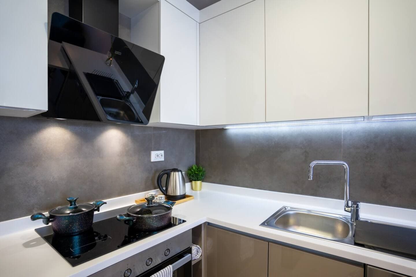 Stylish Urban Apt- Soak Up the City's Vibes, furnished apartment in Bağcılar, Istanbul — image 13