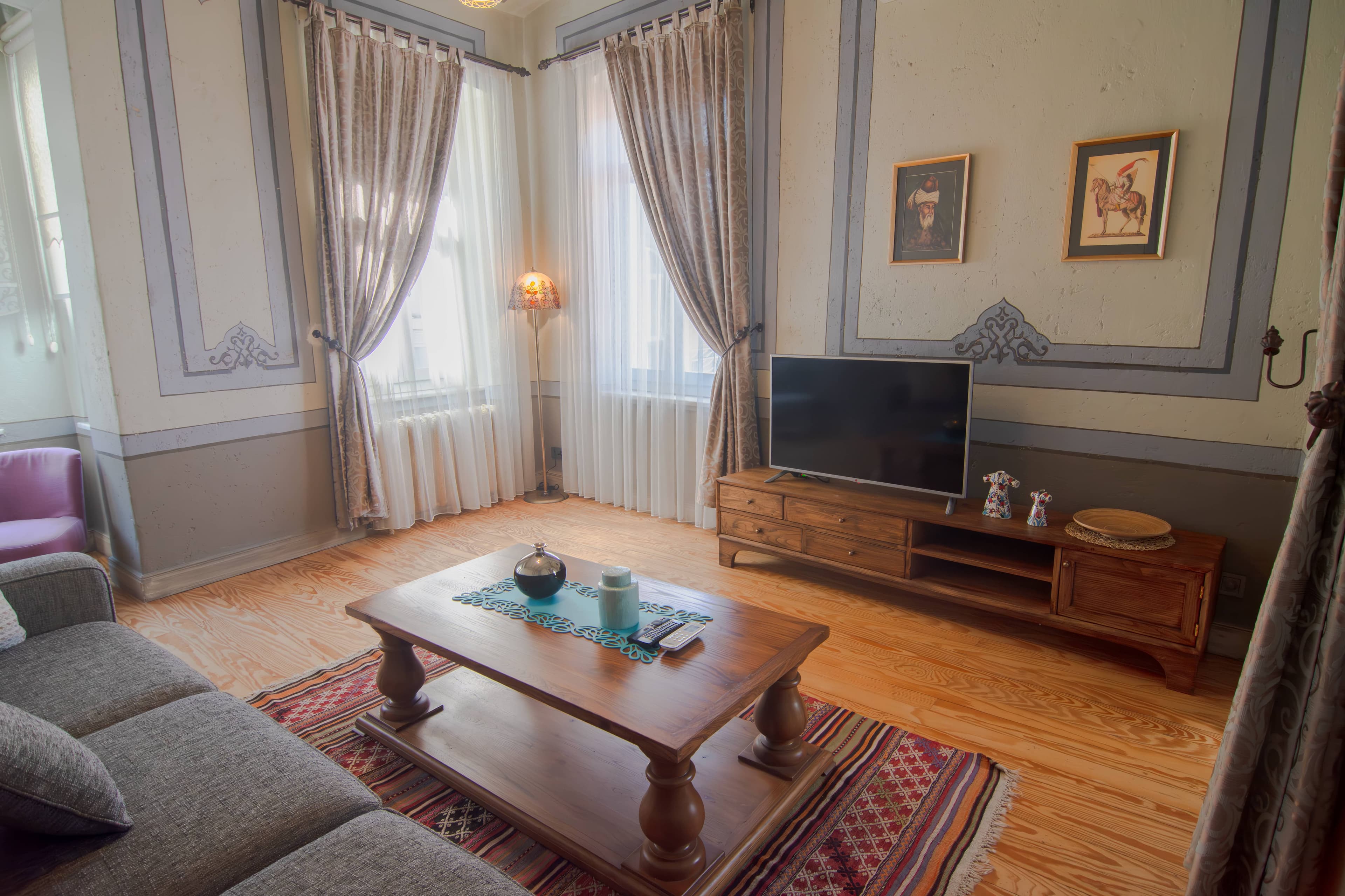 Stylish City Getaway-Explore the Urban Delights, furnished apartment in Beyoğlu, Istanbul — image 2