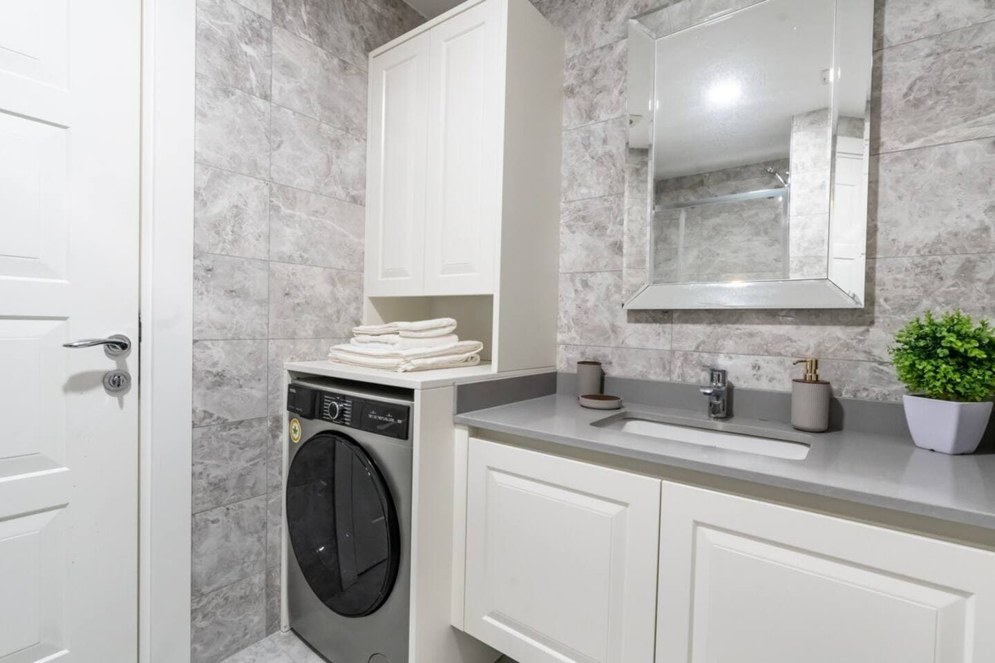 Modern Urban Apt- Relaxation in the City Hustle, furnished apartment in Kadıköy, Istanbul — image 14