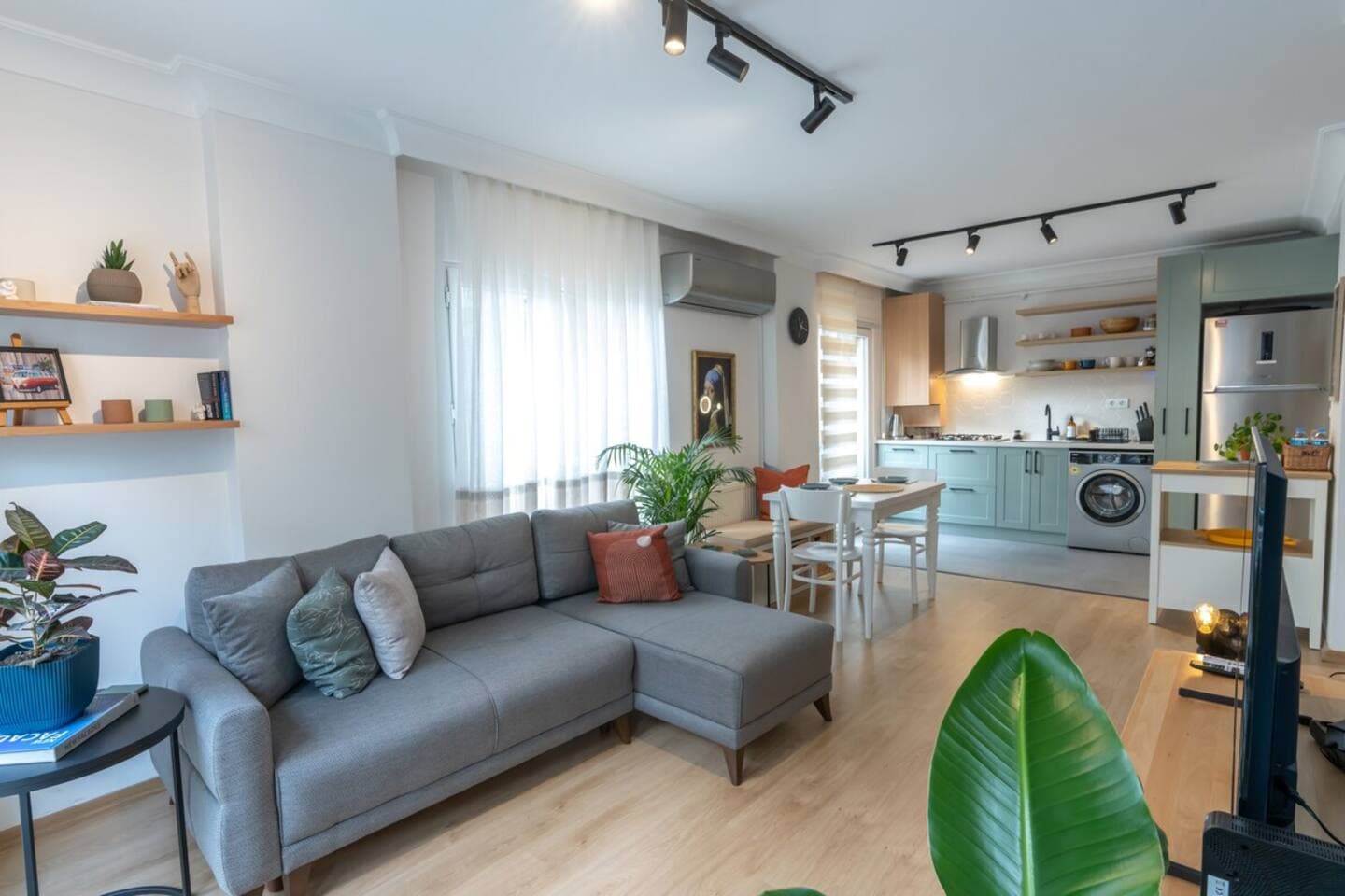 Charming City Apt - near Axis Mall, furnished apartment in Kağıthane, Istanbul — image 3