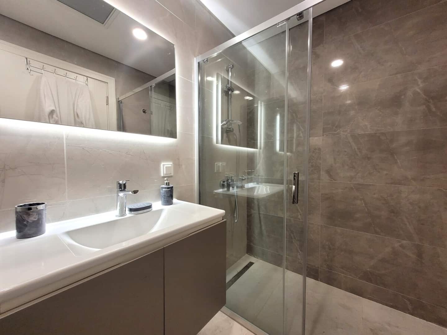 Relax Unwind: Inviting 2BR Apt, Cozy Interiors, furnished apartment in Küçükçekmece, Istanbul — image 16