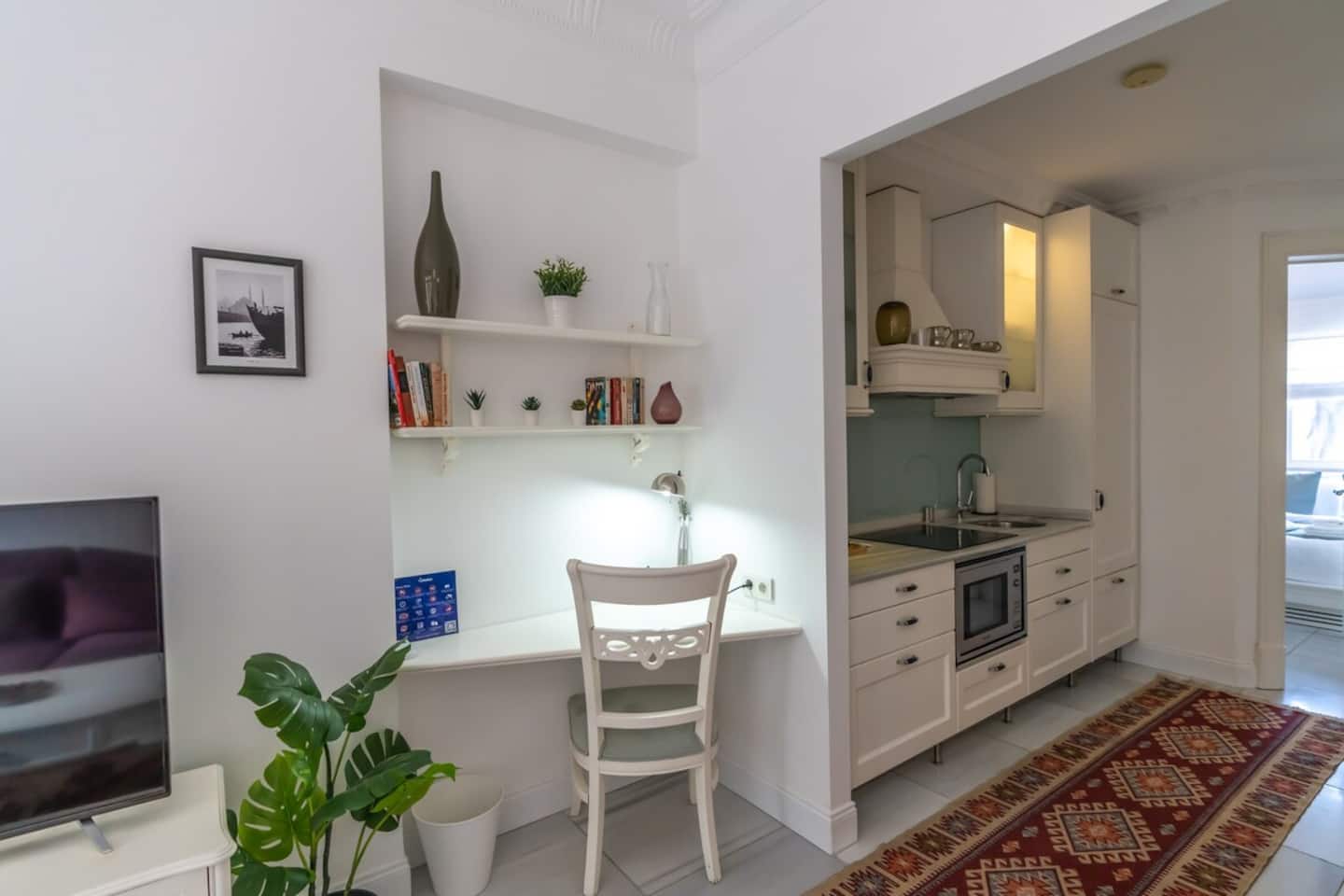 Cozy Getaway - Warmth and Comfort in the City, furnished apartment in Beyoğlu, Istanbul — image 2