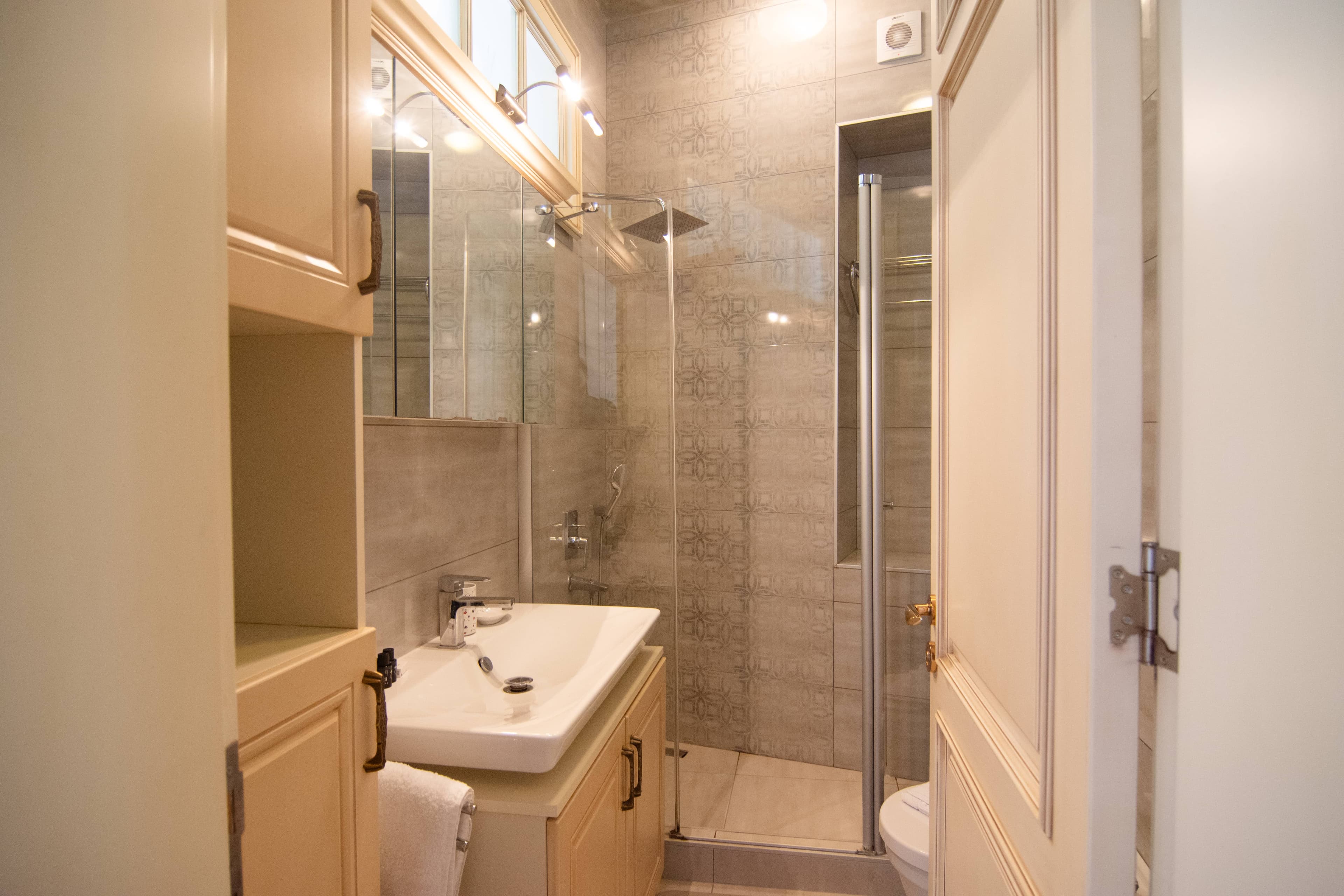 Stylish City Getaway-Explore the Urban Delights, furnished apartment in Beyoğlu, Istanbul — image 26