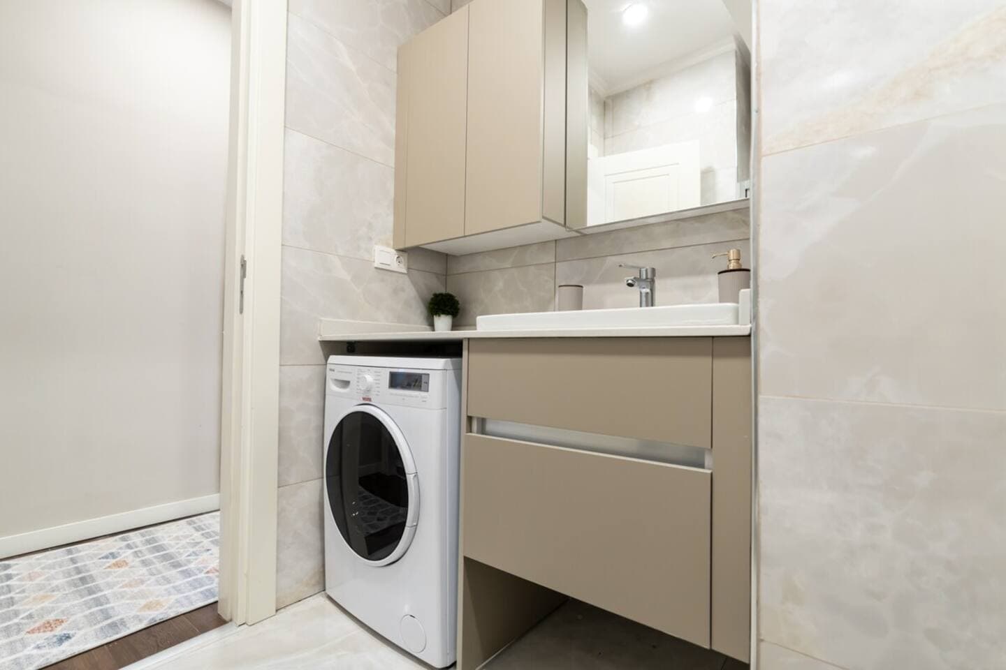 Modern & Fancy 2-Bedroom Apt with Nespresso, furnished apartment in Kağıthane, Istanbul — image 15