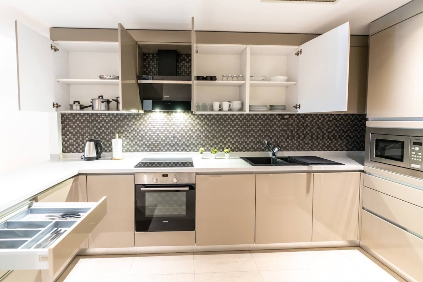 1-Bdr Getaway with Pool/Gym near Taksim Square, furnished apartment in Şişli, Istanbul — image 16