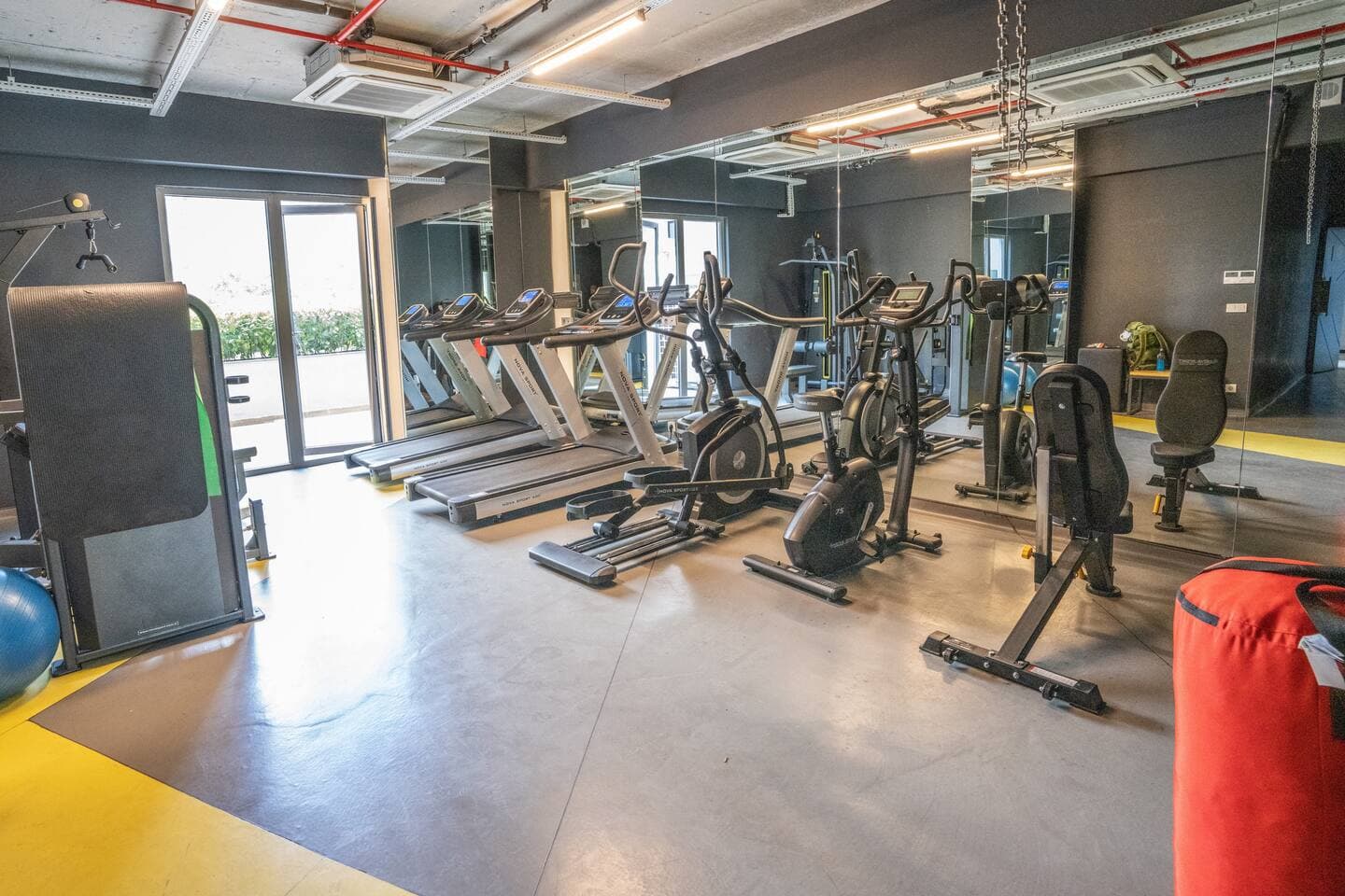Near Airport Metro 1-Bdr Apt  Wi-Fi/Pool/Gym, furnished apartment in Kağıthane, Istanbul — image 27