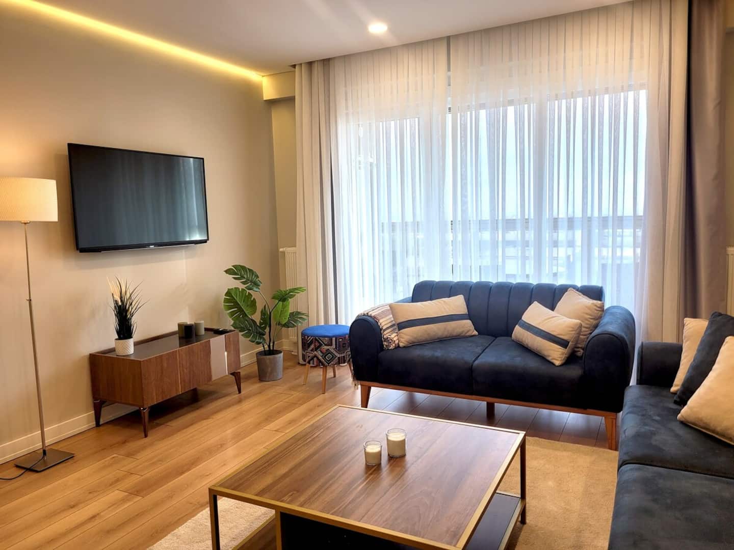 Relax Unwind: Inviting 2BR Apt, Cozy Interiors, furnished apartment in Küçükçekmece, Istanbul — image 3