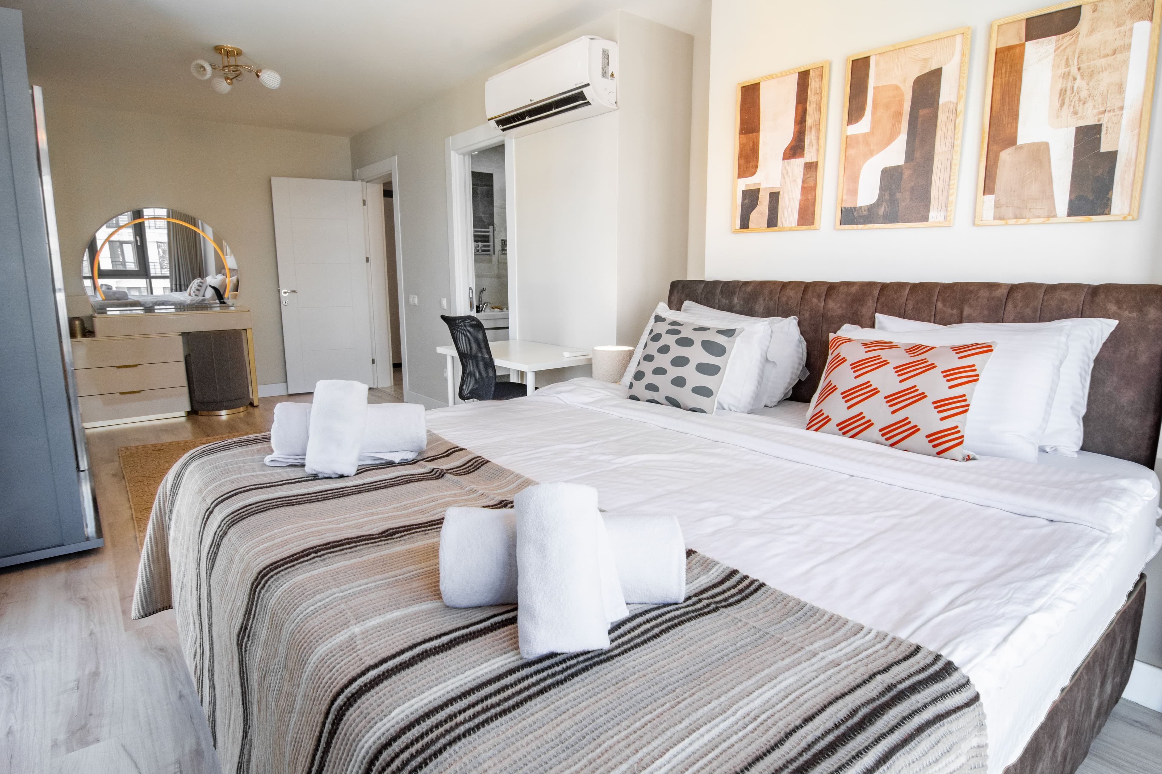 Stylish cozy 3 bedr apart & balcony — image 8