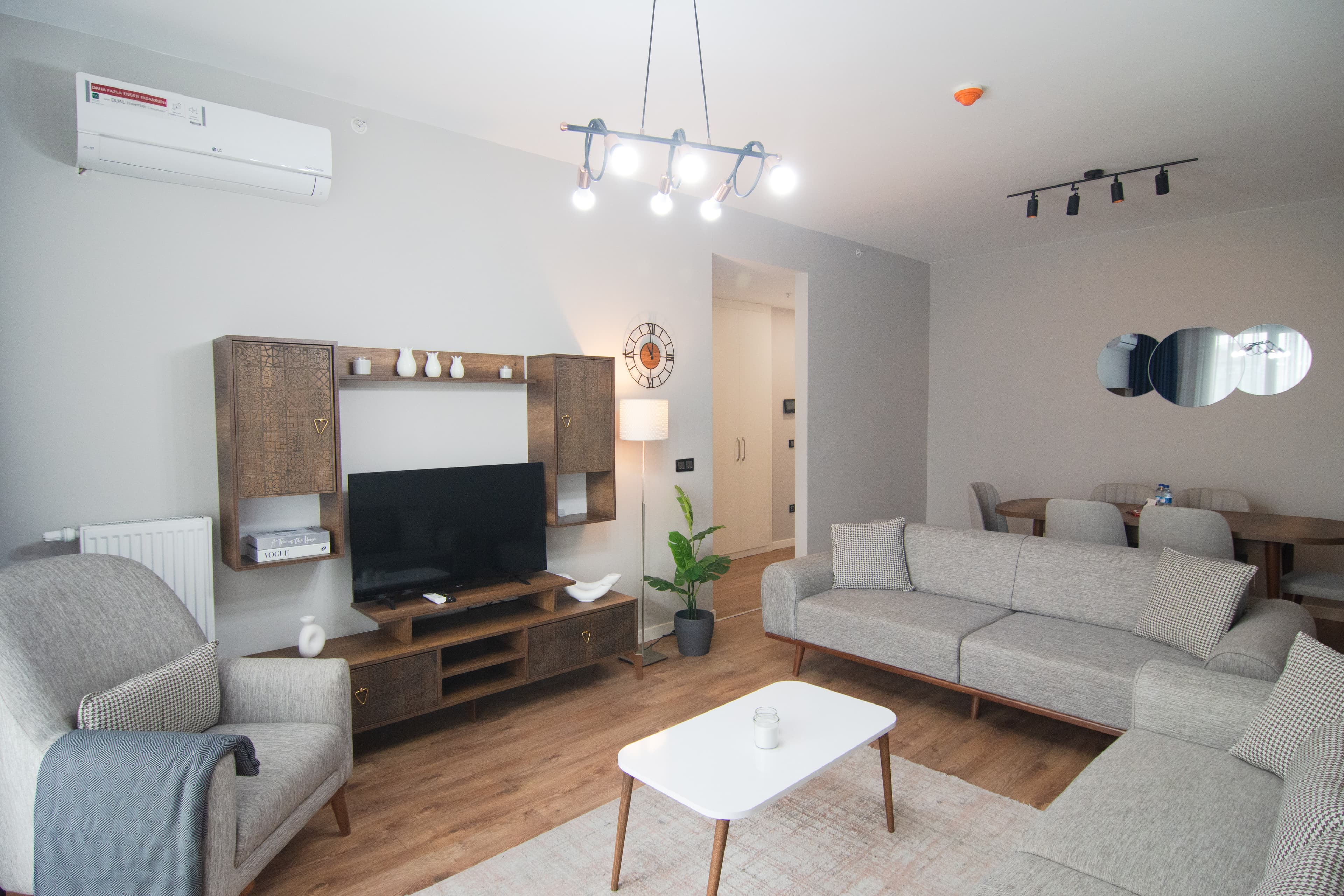 Cozy Retreat: Stylish 2BR Apt, furnished apartment in Bağcılar, Istanbul — image 3