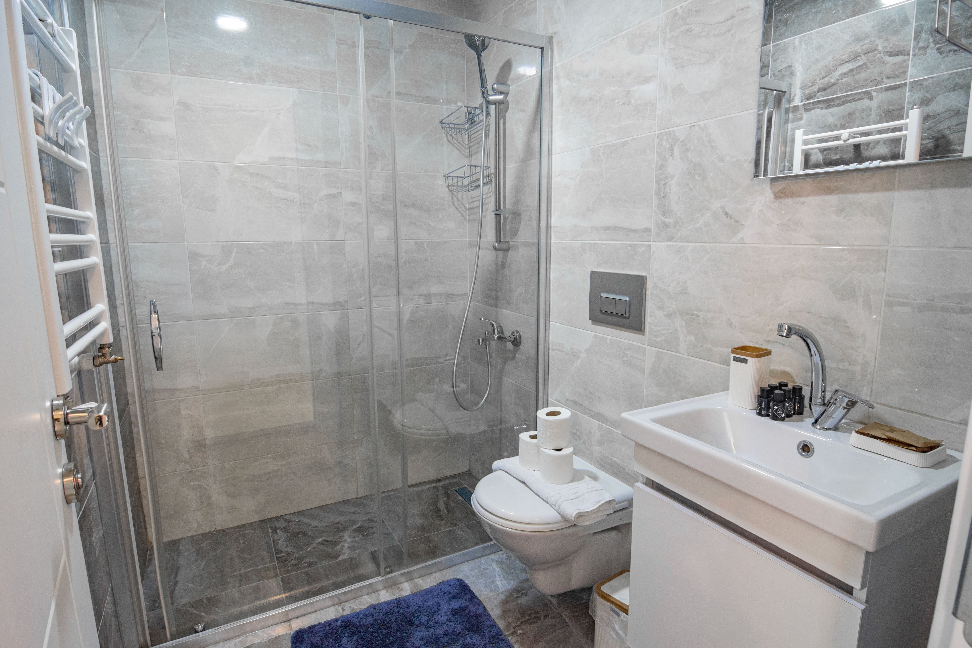 Stylish cozy 3 bedr apart & balcony — image 21