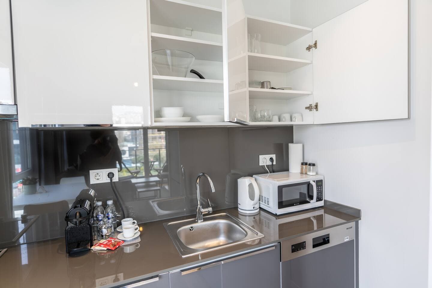 Near Airport Metro 1-Bdr Apt  Wi-Fi/Pool/Gym, furnished apartment in Kağıthane, Istanbul — image 11