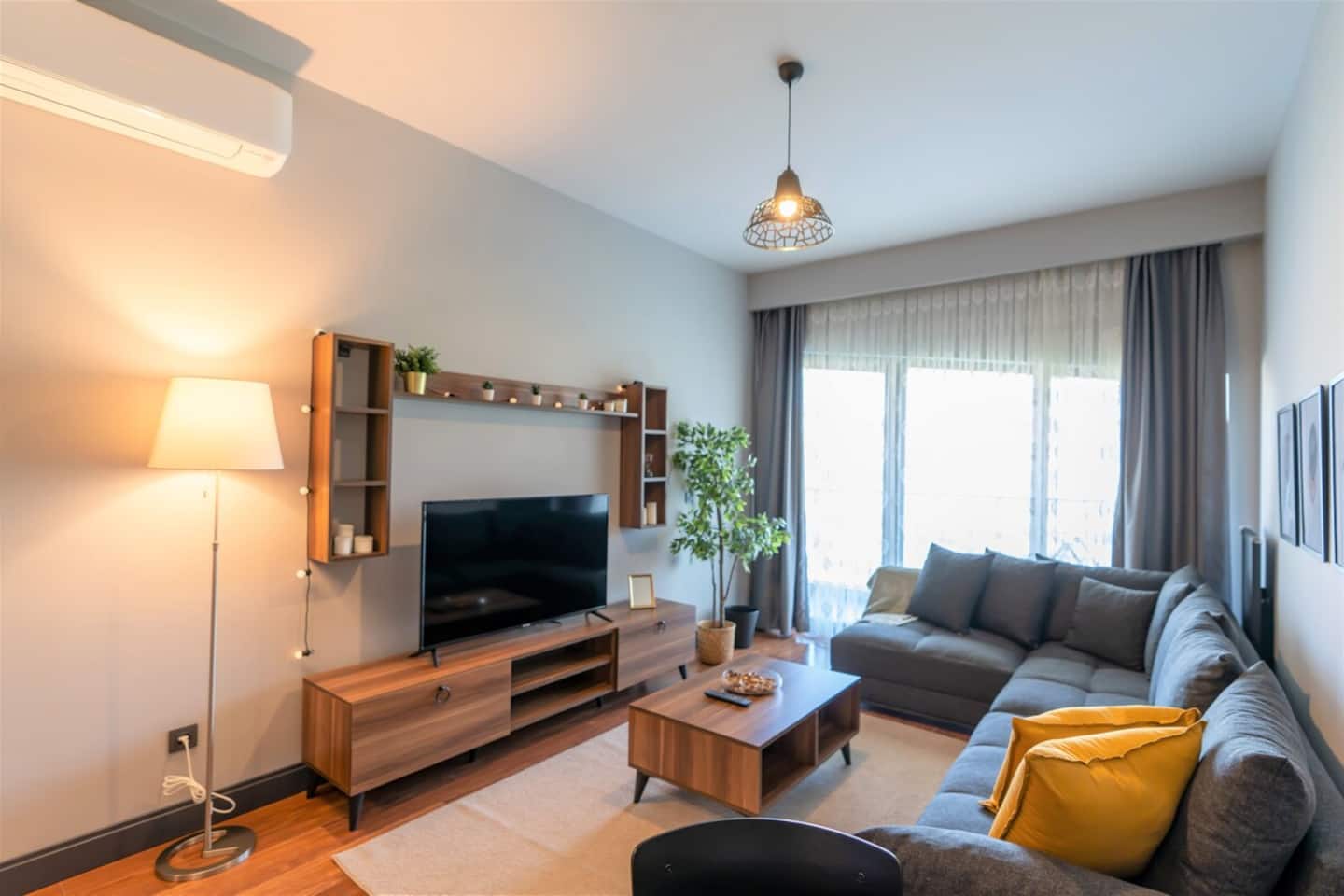 Bright and Modern Apt with Stunning City View, furnished apartment in Beyoğlu, Istanbul — image 2