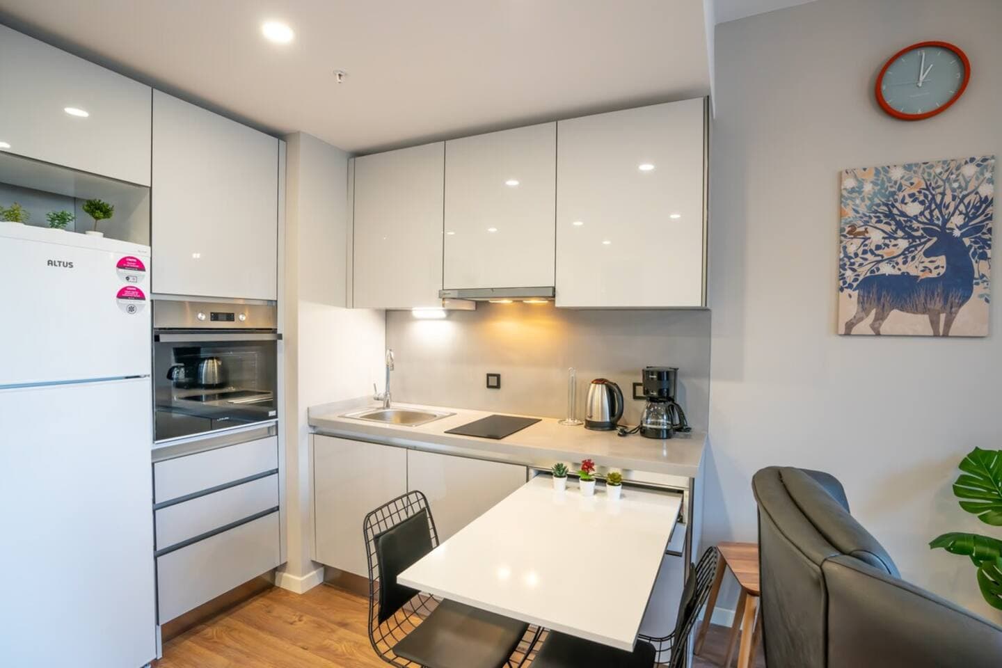Stylish City Getaway - Immerse Yourself in Luxury, furnished apartment in Bağcılar, Istanbul — image 8