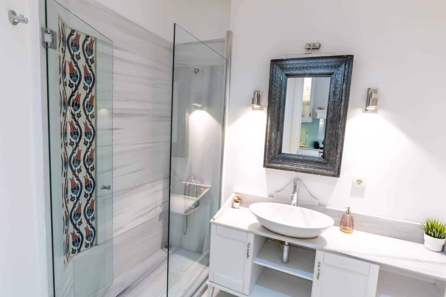 Cozy Getaway - Warmth and Comfort in the City, furnished apartment in Beyoğlu, Istanbul — image 6