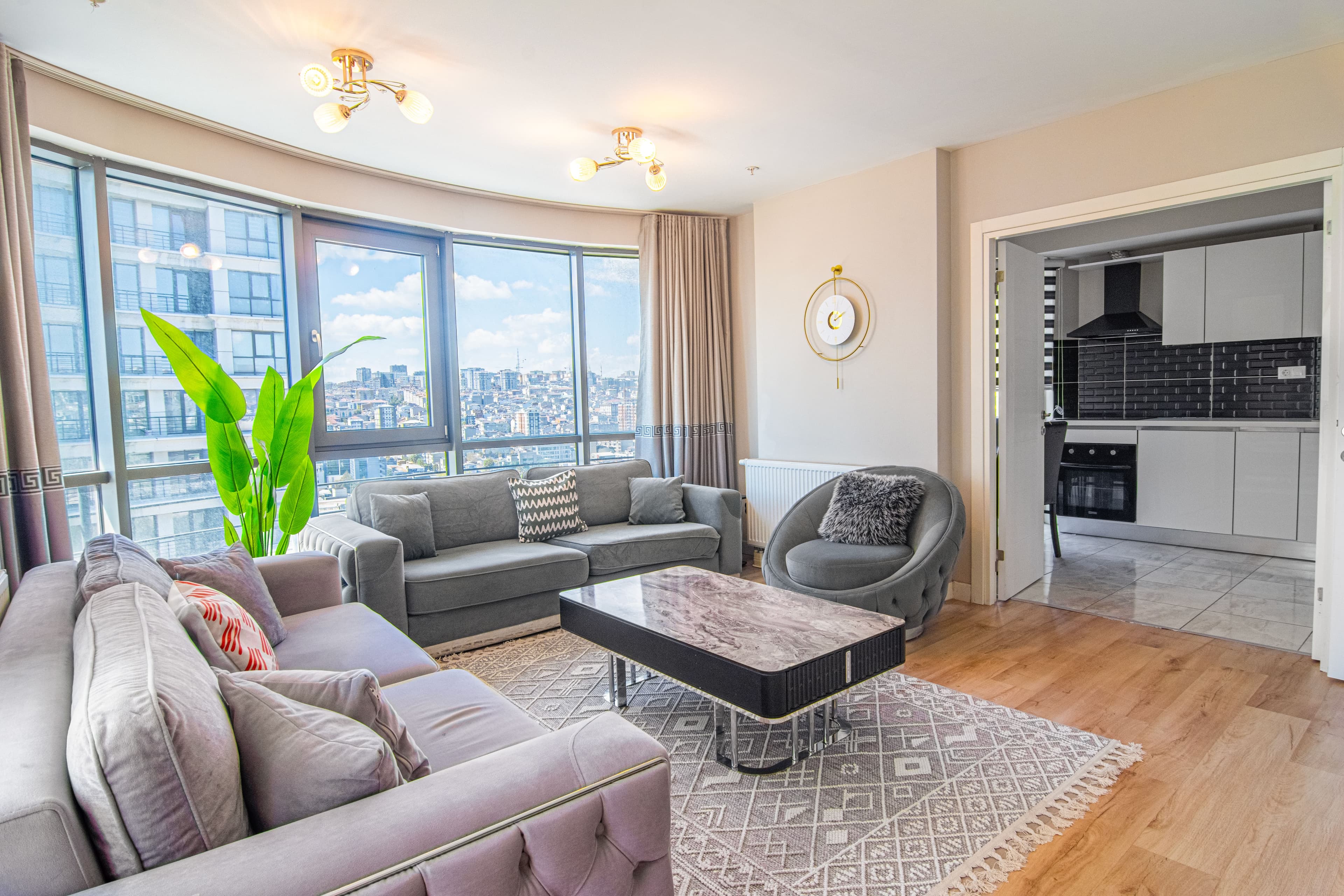 Stylish cozy 3 bedr apart & balcony — image 2