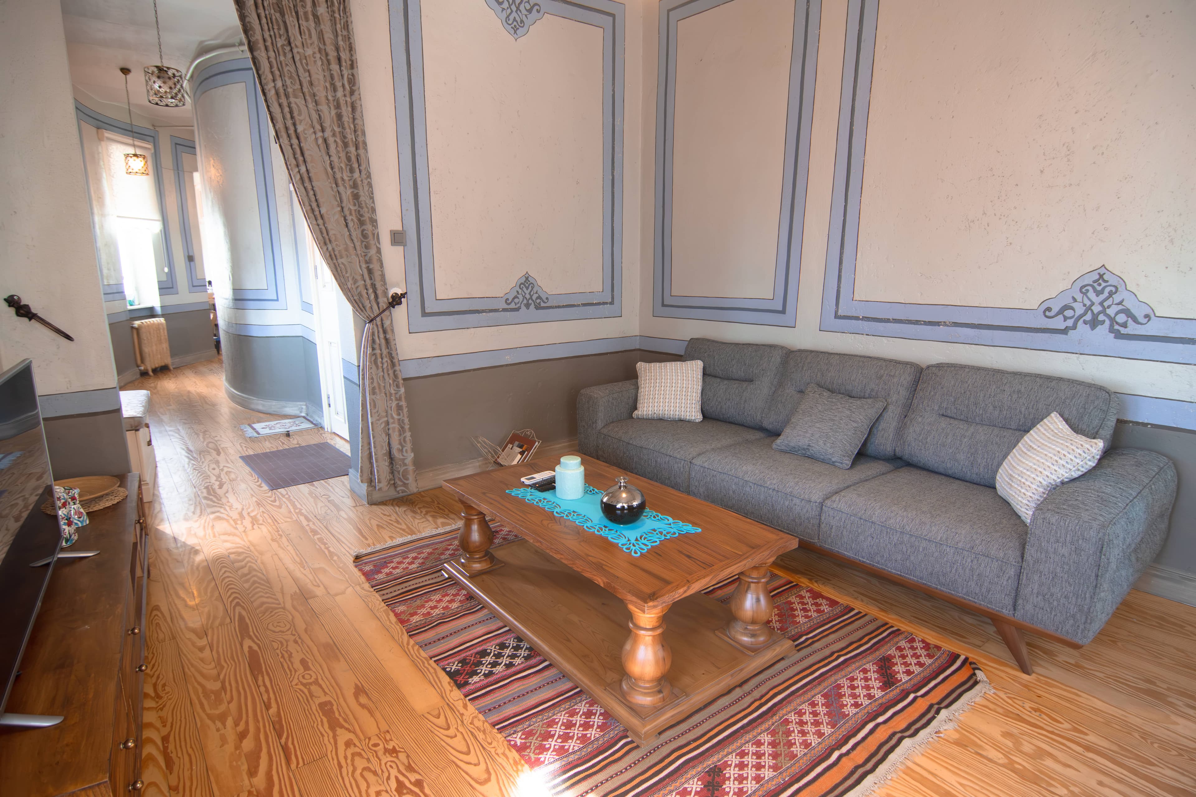 Stylish City Getaway-Explore the Urban Delights, furnished apartment in Beyoğlu, Istanbul — image 6